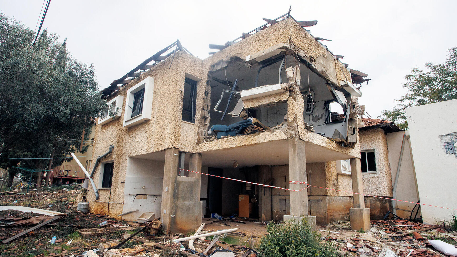 בית שנפגע מטיל חיזבאללה בישוב מטולה