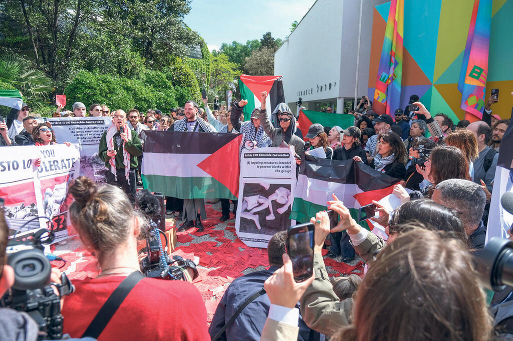 פנאי הפגנה מול הביתן הישראלי בביאנלה בוונציה