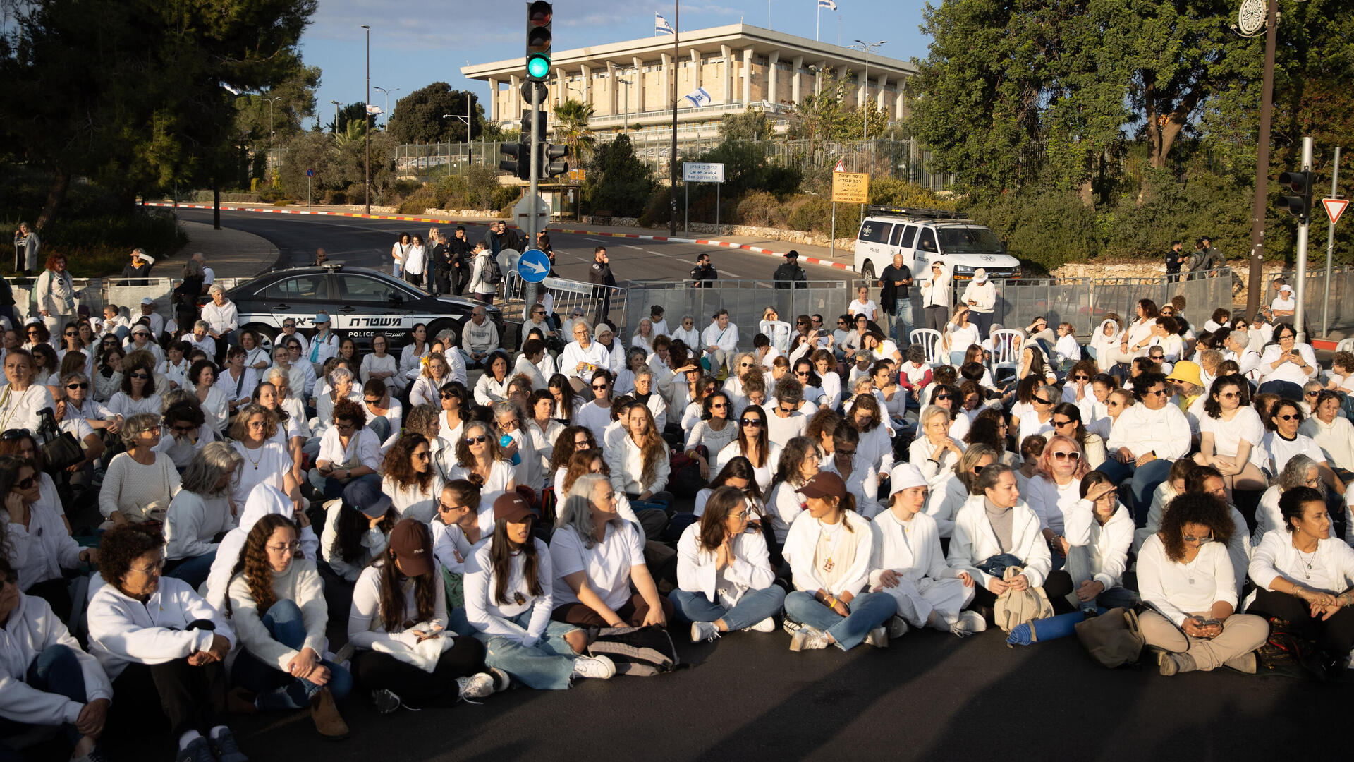 משמרת 101 מול הכנסת. "הצורך להחזיר את החטופים הוא ממש רחמי, אני מרגישה את זה לגבי כל ה־ 59 ", אומרת ענבל בן משה, ממייסדות היוזמה