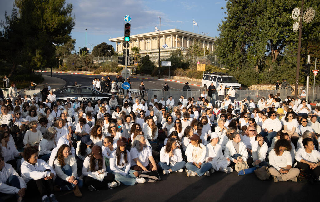 משמרת 101 מול הכנסת. "הצורך להחזיר את החטופים הוא ממש רחמי, אני מרגישה את זה לגבי כל ה־ 59 ", אומרת ענבל בן משה, ממייסדות היוזמה