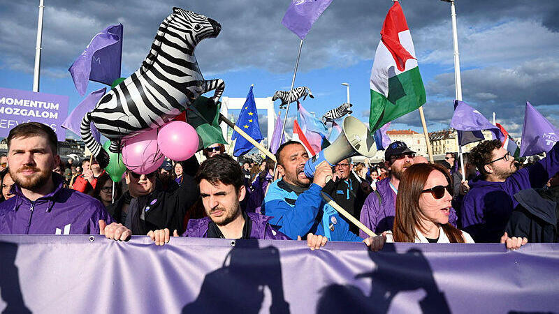 מפגינים 3 ב בודפסט הונגריה נגד האיסור על קיום מצעד גאווה להט"ב 1.4.25