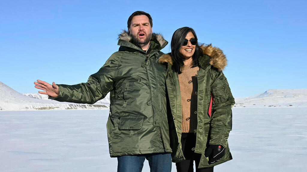 סגן נשיא ארה"ב ג'יי.די ואנס ואשתו בשבוע שעבר בגרינלנד