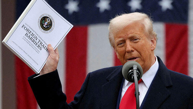 נשיא ארה"ב דונלד טראמפ מציג את תוכנית ה מכסים מכס מלחמת סחר 2.4.25