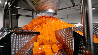 קו ייצור במפעל טופ גאם לתוספי מזון