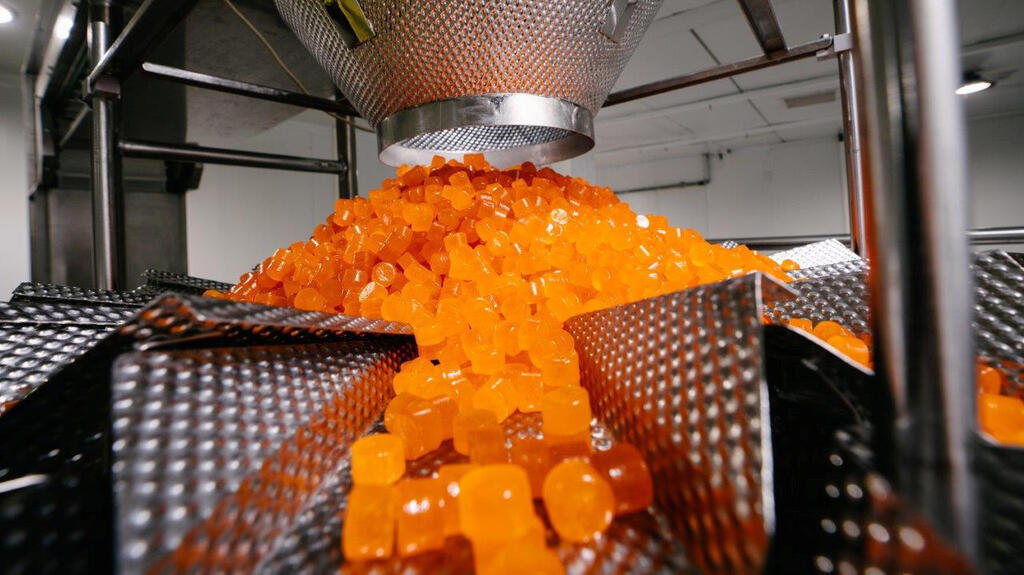 קו ייצור במפעל טופ גאם לתוספי מזון