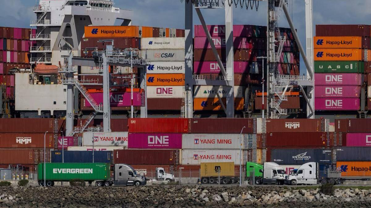 מכולות בנמל בסטייטן איילנד, ניו יורק, בארה"ב