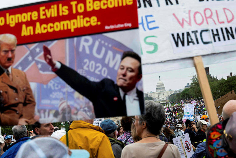 וושינגטון (צילום: ROBERTO SCHMIDT / AFP) הפגנה בוושינגטון ארה"ב נגד דונלד טראמפ ו אלון מאסק 5.4.25