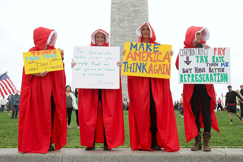 מפגינות בוושינגטון (צילום: Amid FARAHI / AFP) הפגנה ב וושינגטון ארה"ב 2 נגד דונלד טראמפ ו אלון מאסק 5.4.25