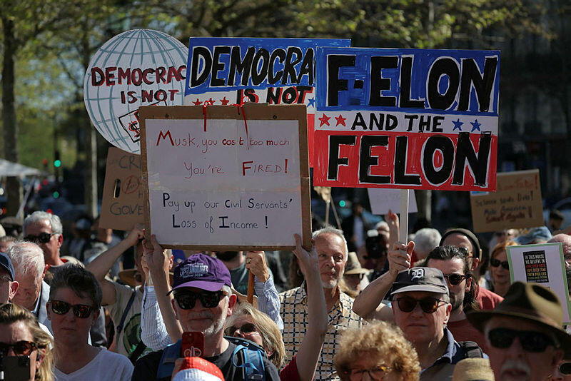 פריז (צילום: Thomas SAMSON / AFP) הפגנה ב פריז צרפת נגד דונלד טראמפ ו אלון מסאק 5.4.25