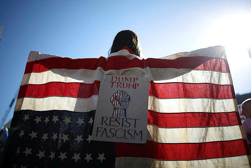 לונדון (צילום: HENRY NICHOLLS / AFP) הפגנה ב לונדון בריטניה נגד דונלד טראמפ ו אלון מאסק 5.4.25