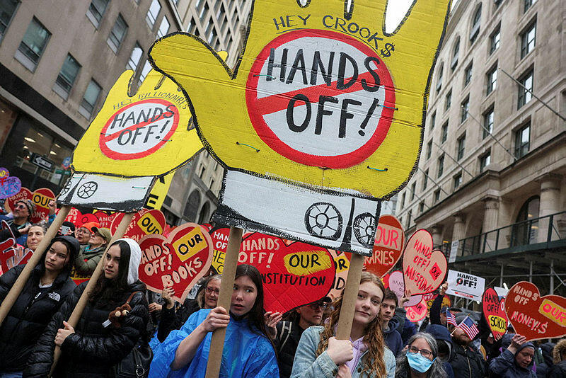 מפגינים במנהטן (צילום: REUTERS/Caitlin Ochs) הפגנה במנהטן ניו יורק ארה"ב נגד דונלד טראמפ ו אלון מאסק 5.4.25