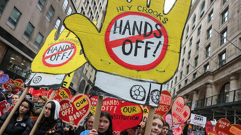 הפגנה במנהטן ניו יורק ארה"ב נגד דונלד טראמפ ו אלון מאסק 5.4.25