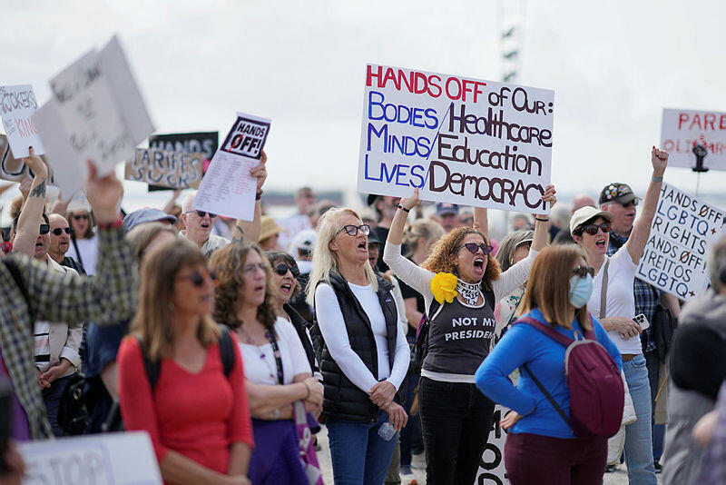 ליסבון (צילום: AP Photo/Armando Franca) הפגנה בליסבון פורטוגל נגד דונלד טראמפ ו אלון מאסק 5.4.25