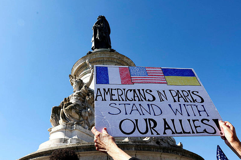 פריז (צילום: REUTERS/Abdul Saboor) הפגנה ב פריז צרפת 2 נגד דונלד טראמפ ו אלון מסאק 5.4.25