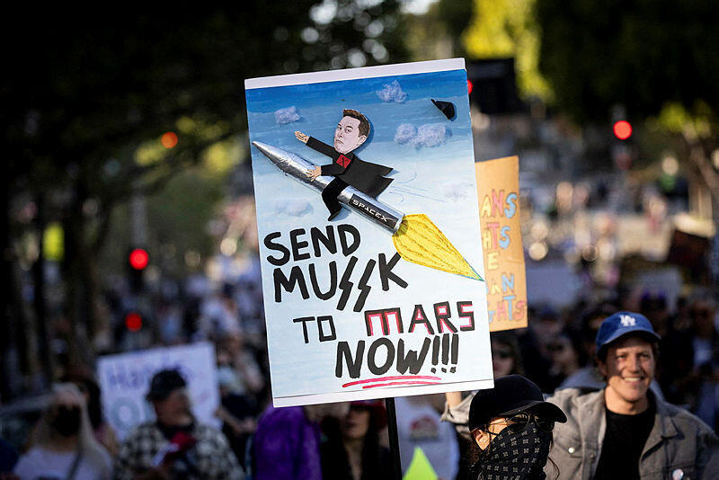לוס אנג'לס (צילום: ETIENNE LAURENT / AFP) הפגנה בלוס אנג'לס ארה"ב נגד דונלד טראמפ ו אלון מאסק 5.4.25