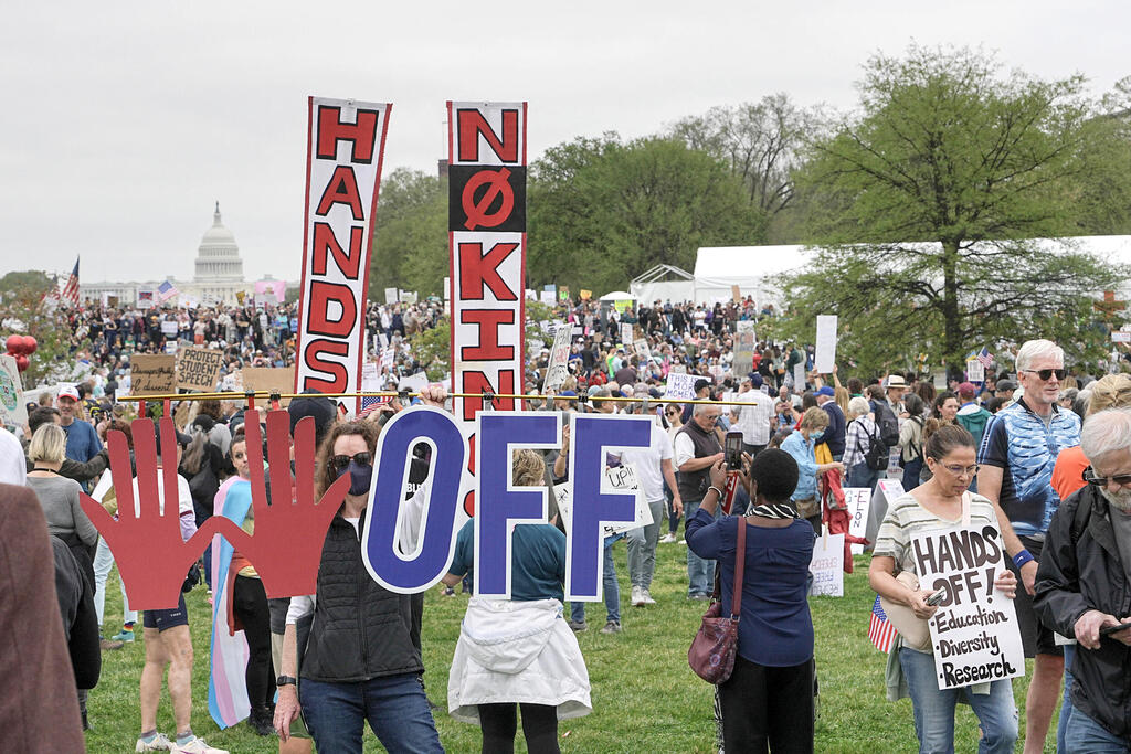 וושינגטון (צילום: REUTERS/ Ken Cedeno) הפגנה נגד דונלד טראמפ בוושינגטון