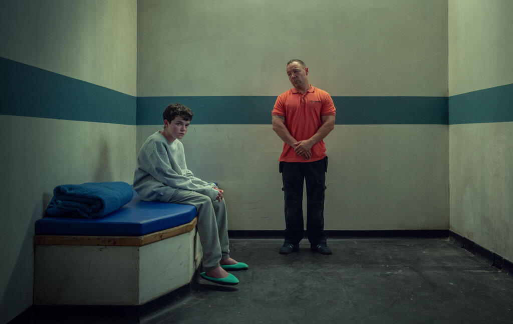  "התבגרות". הילדים מצופים לעמוד בסטנדרטים מיושנים של גבריות בעולם חדש שבו הכללים השתנו — בלי שיש להם אפילו על מי להישען