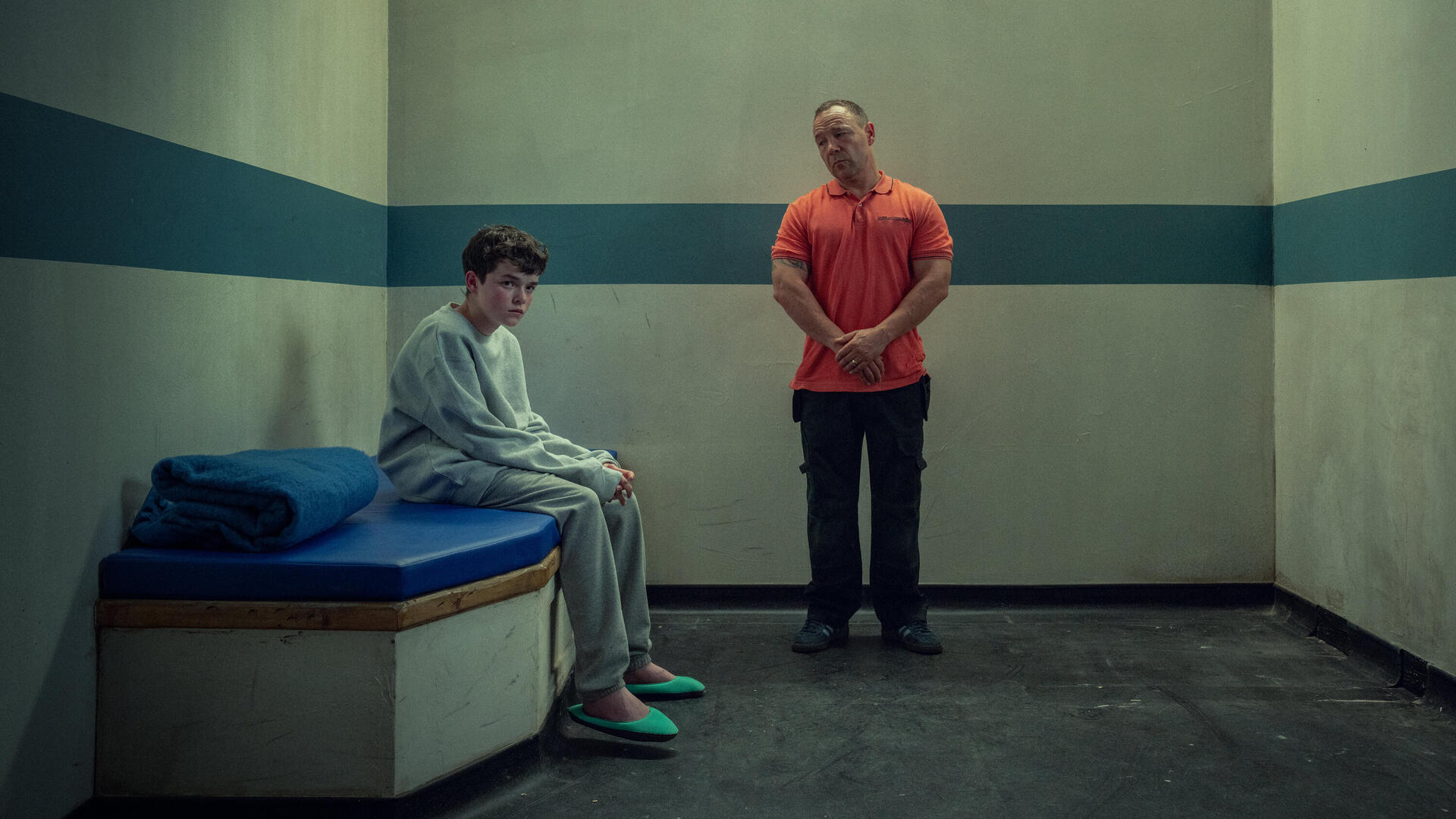  "התבגרות". הילדים מצופים לעמוד בסטנדרטים מיושנים של גבריות בעולם חדש שבו הכללים השתנו — בלי שיש להם אפילו על מי להישען