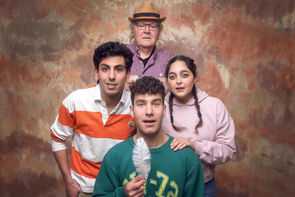 פנאי הצגה רחוק מהבית