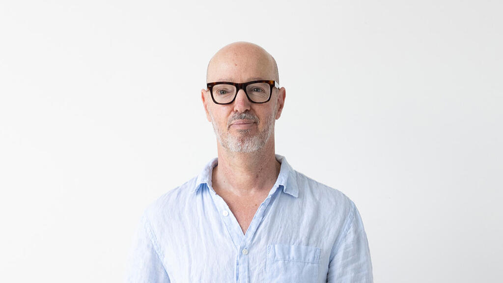 האספן גיל פנטו עם עגלת תינוק תוצרת עולל פנאי