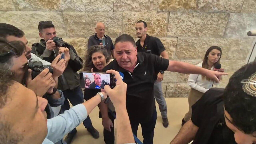 המהומה מחוץ לאולם בית המשפט ( צילום: אלכס גמבורג) המהומה מחוץ לאולם בית המשפט דיון בג"ץ על פיטורי ראש השב"כ