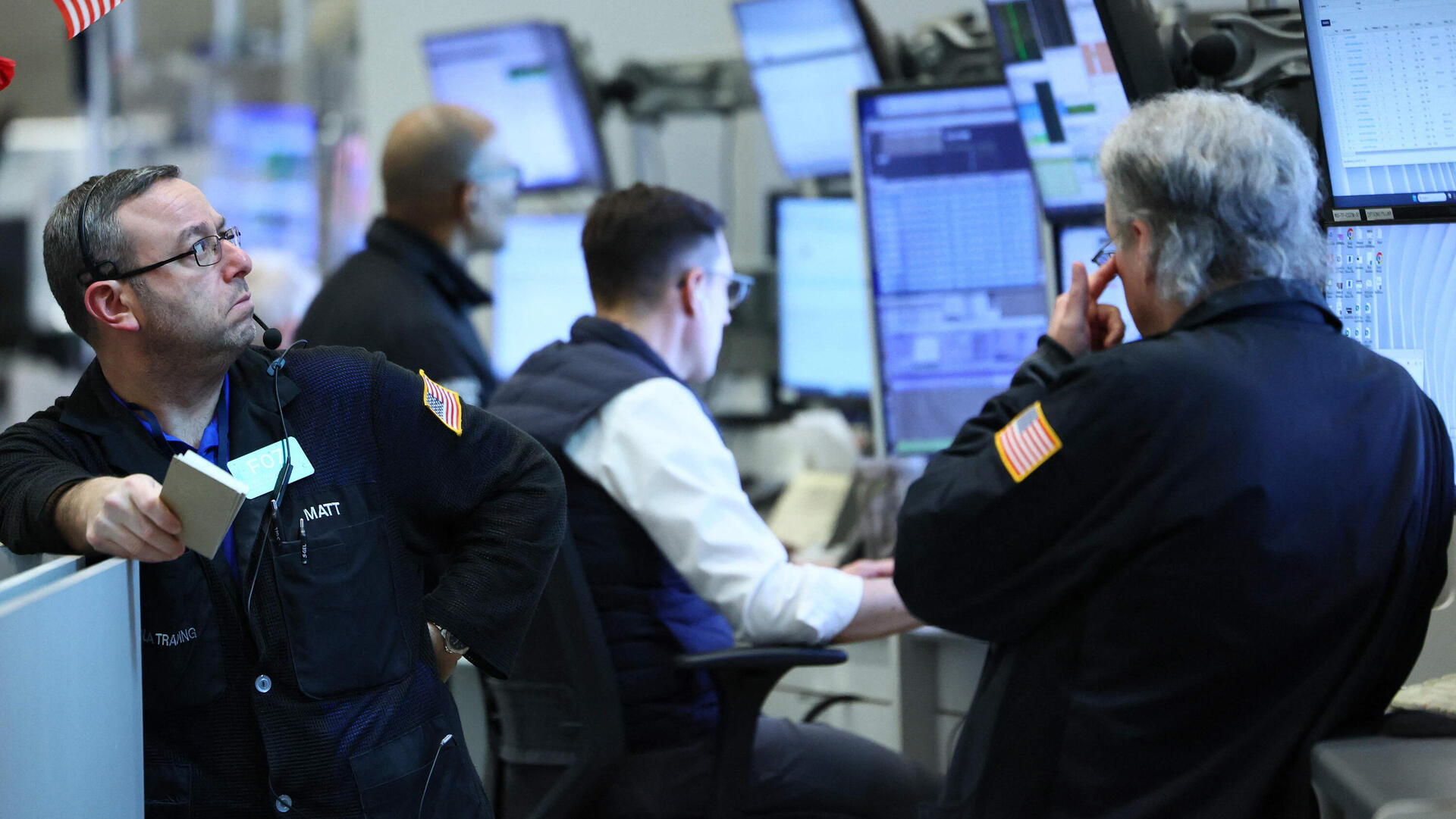 סוחרים ב בורסת ניו יורק וול סטריט אחרי הודעת טראמם על הקפאת ה מכסים 9.4.25