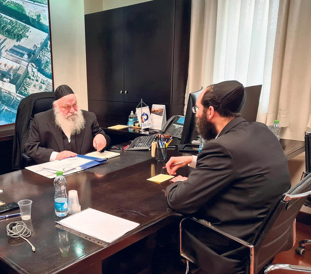 יהודה מורגנשטרן מנכ"ל משרד השיכון ושר השיכון יצחק גולדקנופף 