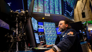 סוחר ב בורסת ניו יורק וול סטריט אחרי הודעת טראמפ על הקפאת ה מכסים 9.4.25