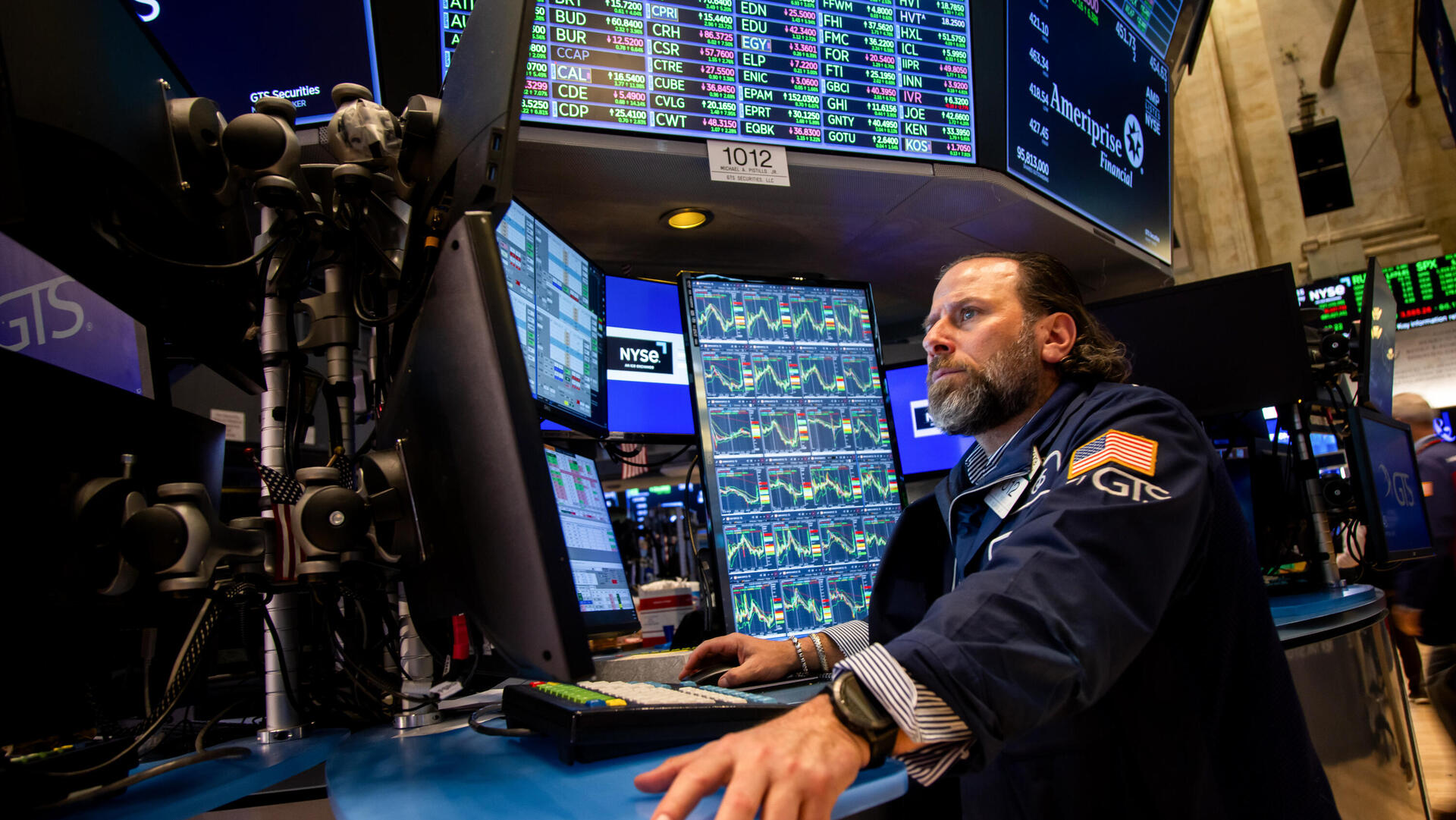 סוחר ב בורסת ניו יורק וול סטריט אחרי הודעת טראמפ על הקפאת ה מכסים 9.4.25