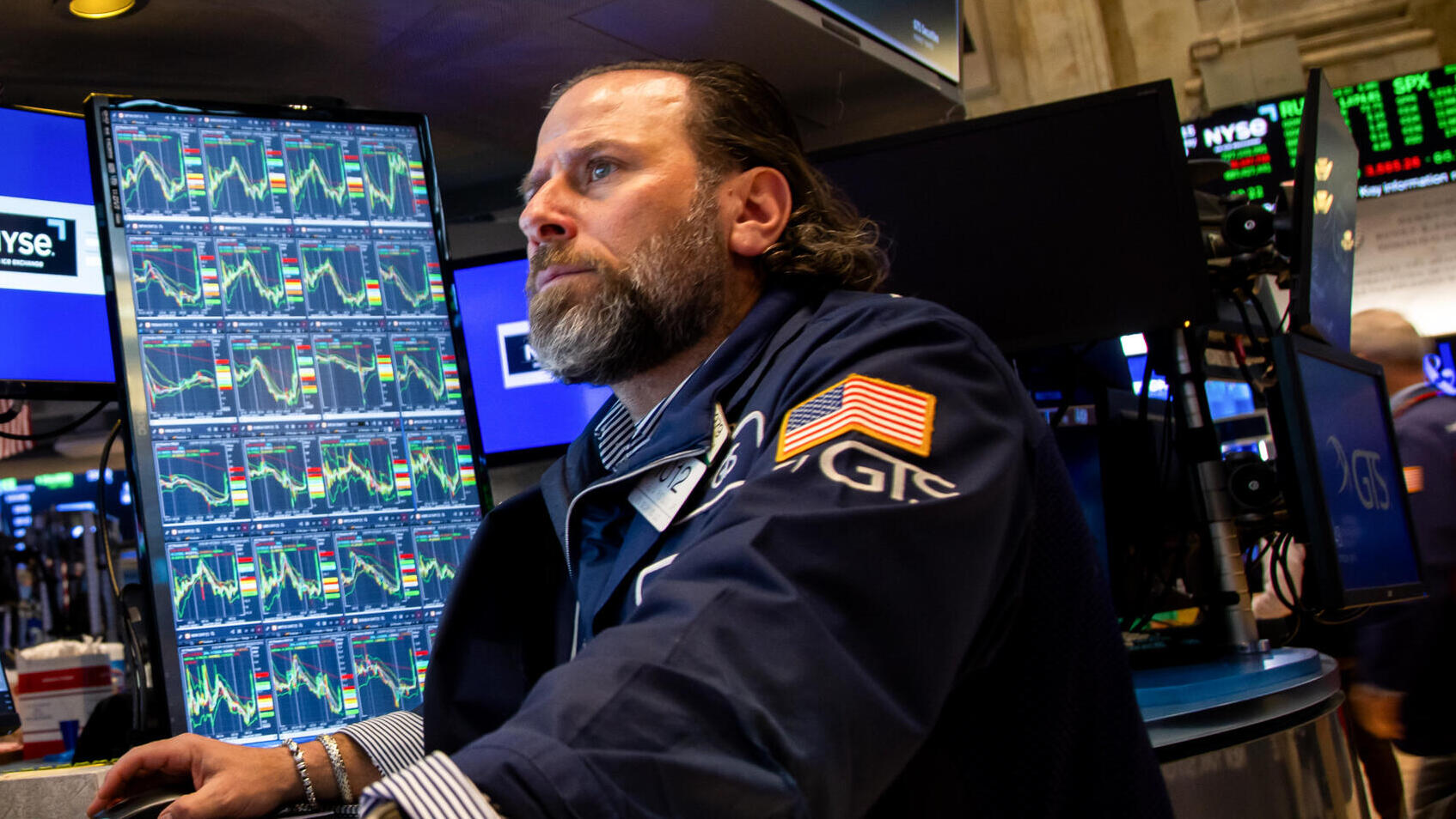 סוחר ב בורסת ניו יורק וול סטריט אחרי הודעת טראמפ על הקפאת ה מכסים 9.4.25