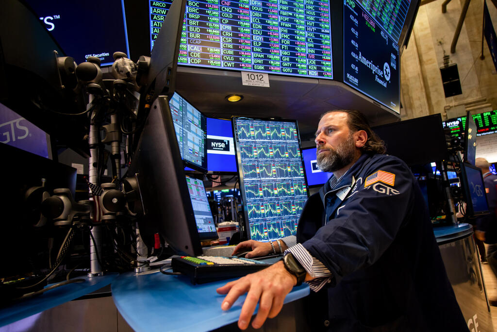 סוחר ב בורסת ניו יורק וול סטריט אחרי הודעת טראמפ על הקפאת ה מכסים 9.4.25