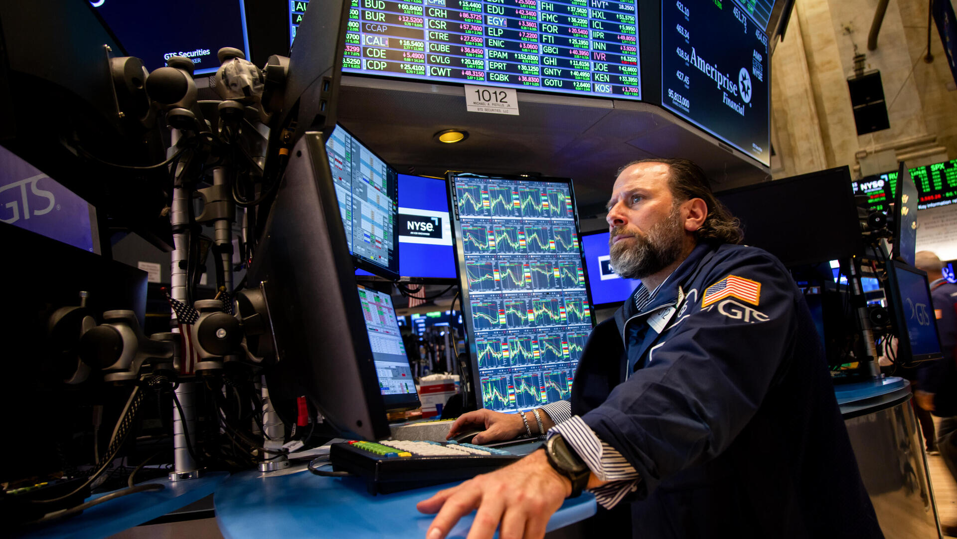 סוחר ב בורסת ניו יורק וול סטריט אחרי הודעת טראמפ על הקפאת ה מכסים 9.4.25