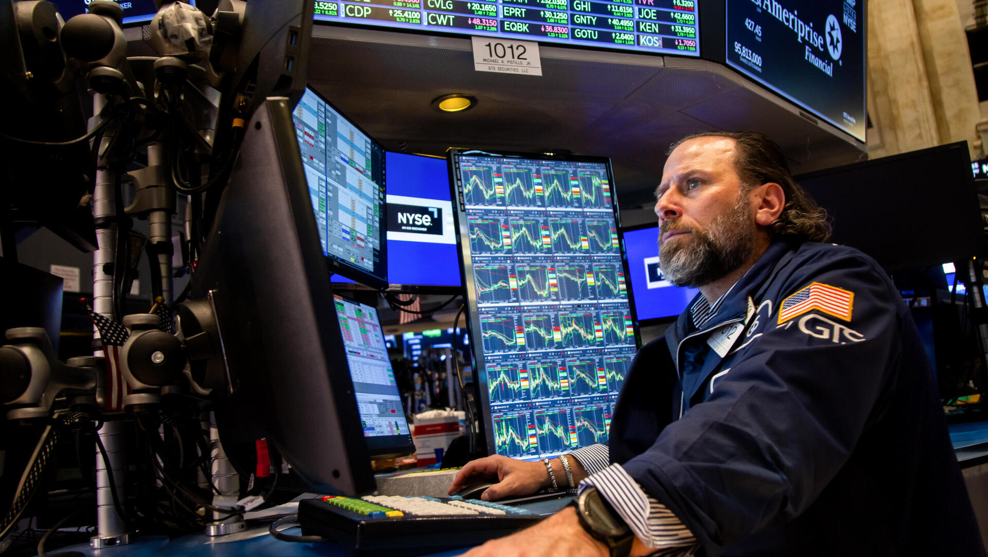 סוחר ב בורסת ניו יורק וול סטריט אחרי הודעת טראמפ על הקפאת ה מכסים 9.4.25