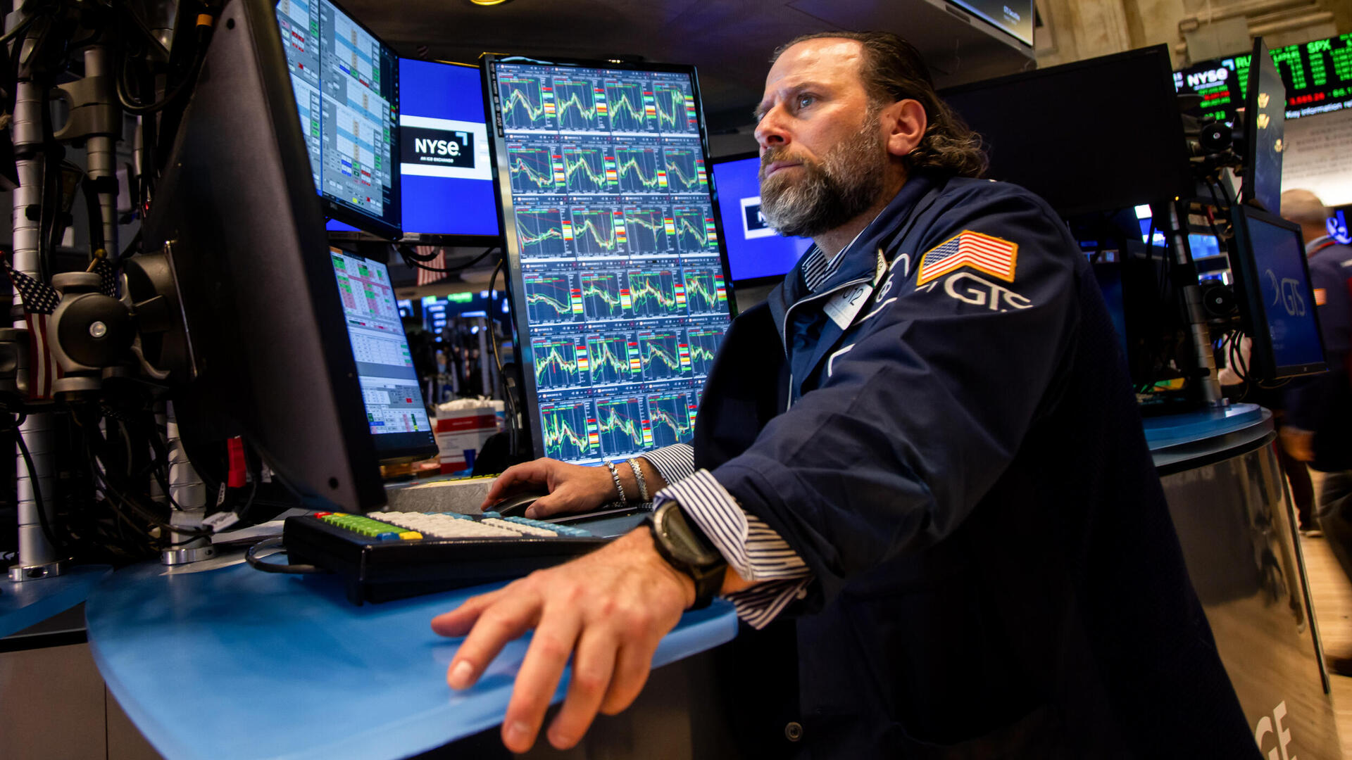 סוחר ב בורסת ניו יורק וול סטריט אחרי הודעת טראמפ על הקפאת ה מכסים 9.4.25