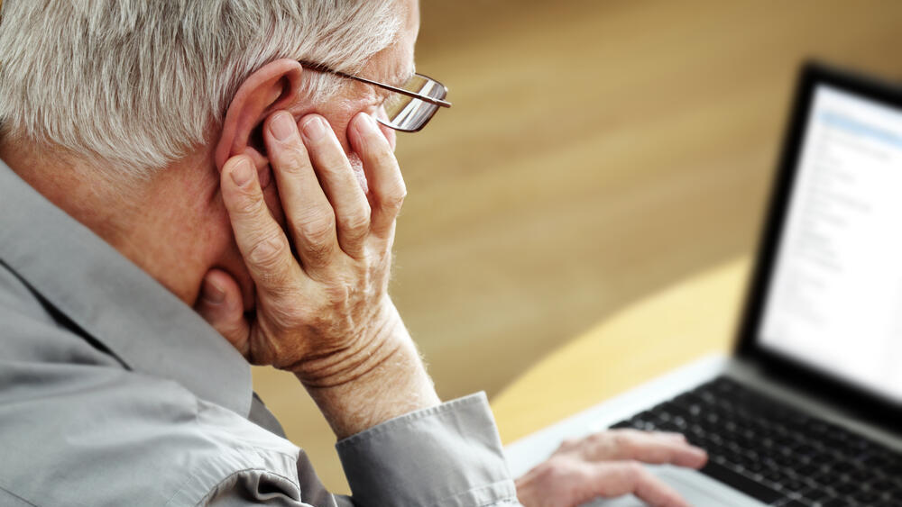 החמרה בשנים האחרונות בתופעת השידול למשיכת כספי הפנסיה (צילום: Shutterstock) פנסיה חיסכון הפסדים פרישה זיקנה זקנים