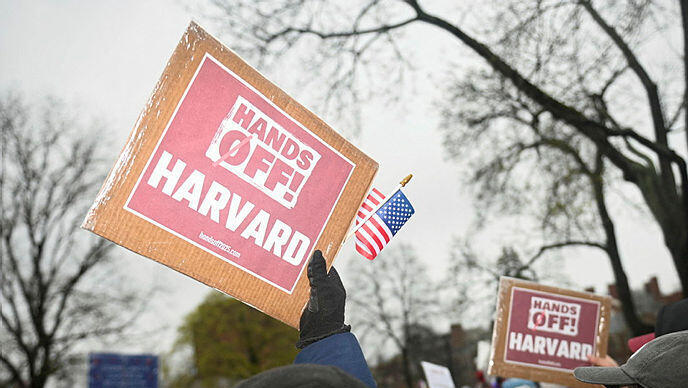 הפגנה ב קיימברידג' נגד הניסיון של ממשל טראמפ לבצע שינויים ב אוניברסיטת הרווארד אפריל 2025