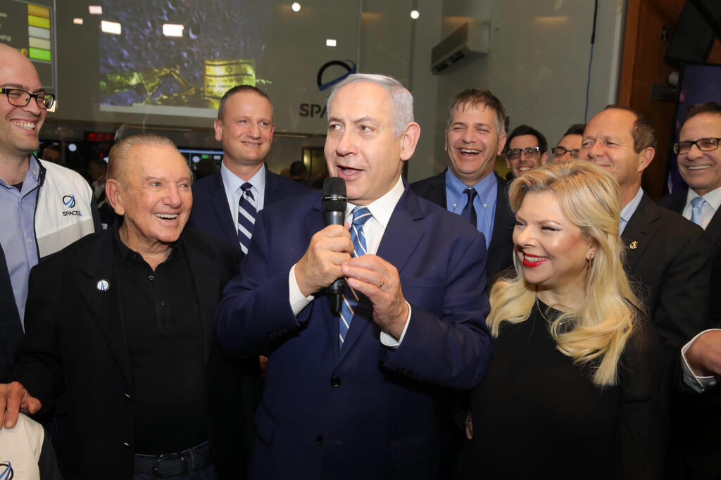 בני הזוג נתניהו עם קאהן, 2019. "אני מאמין שלביבי אכפת מהחטופים, אבל הוא גם פוליטיקאי שמנסה לשרוד ולכן מנסה למצוא את דרכו בין שני הדברים האלה" (צילום: אלון רון) בני הזוג נתניהו עם קאהן, 2019 . "אני מאמין שלביבי אכפת מהחטופים, אבל הוא גם פוליטיקאי שמנסה לשרוד ולכן מנסה למצוא את דרכו בין שני הדברים האלה"