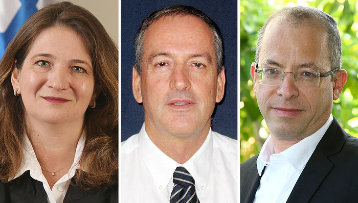 עו"ד ירון קוסטליץ, הנאשם אילן כרמית והשופטת מריה פיקוס בוגדאנוב. ביטול האישום אינו נוגע לשאלת החפות של כרמית
(צילום: אתר בתי המשפט) מימין עו"ד ירון קוסטליץ אילן כרמית והשופטת מריה פיקוס בוגדאנוב
