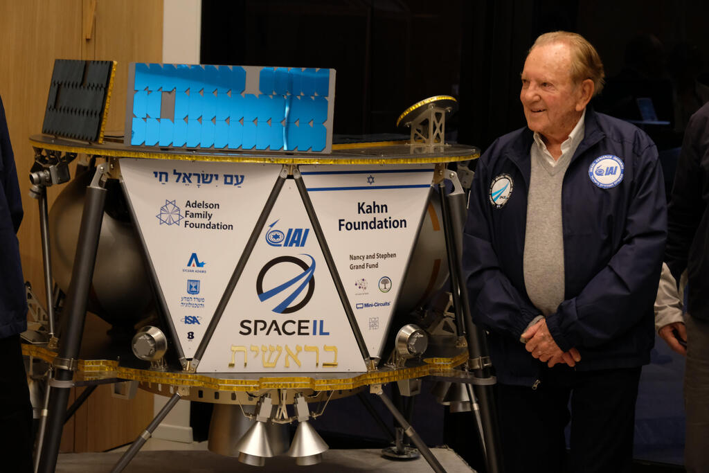 קאהן והגשושית בראשית, 2019 . "היא לא התרסקה. אני קורא לזה נחיתה קשה. ובכל מקרה זה היה הישג גדול עם ערך חינוכי רב" (צילום: שאול גולן) קאהן והגשושית בראשית, 2019 . "היא לא התרסקה. אני קורא לזה נחיתה קשה. ובכל מקרה זה היה הישג גדול עם ערך חינוכי רב"