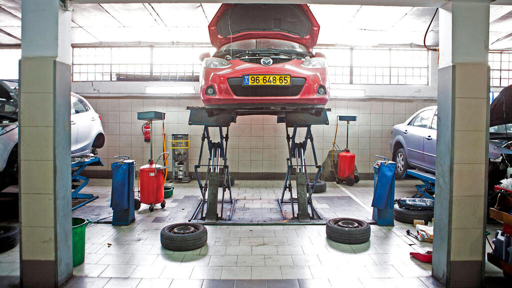 כלי רכב במוסך (צילום: תומי הרפז) מוסך סומך ב בני ברק