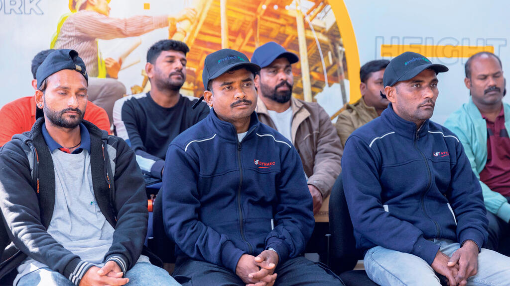 עובדים זרים בהכשרה לעבודה בבניין