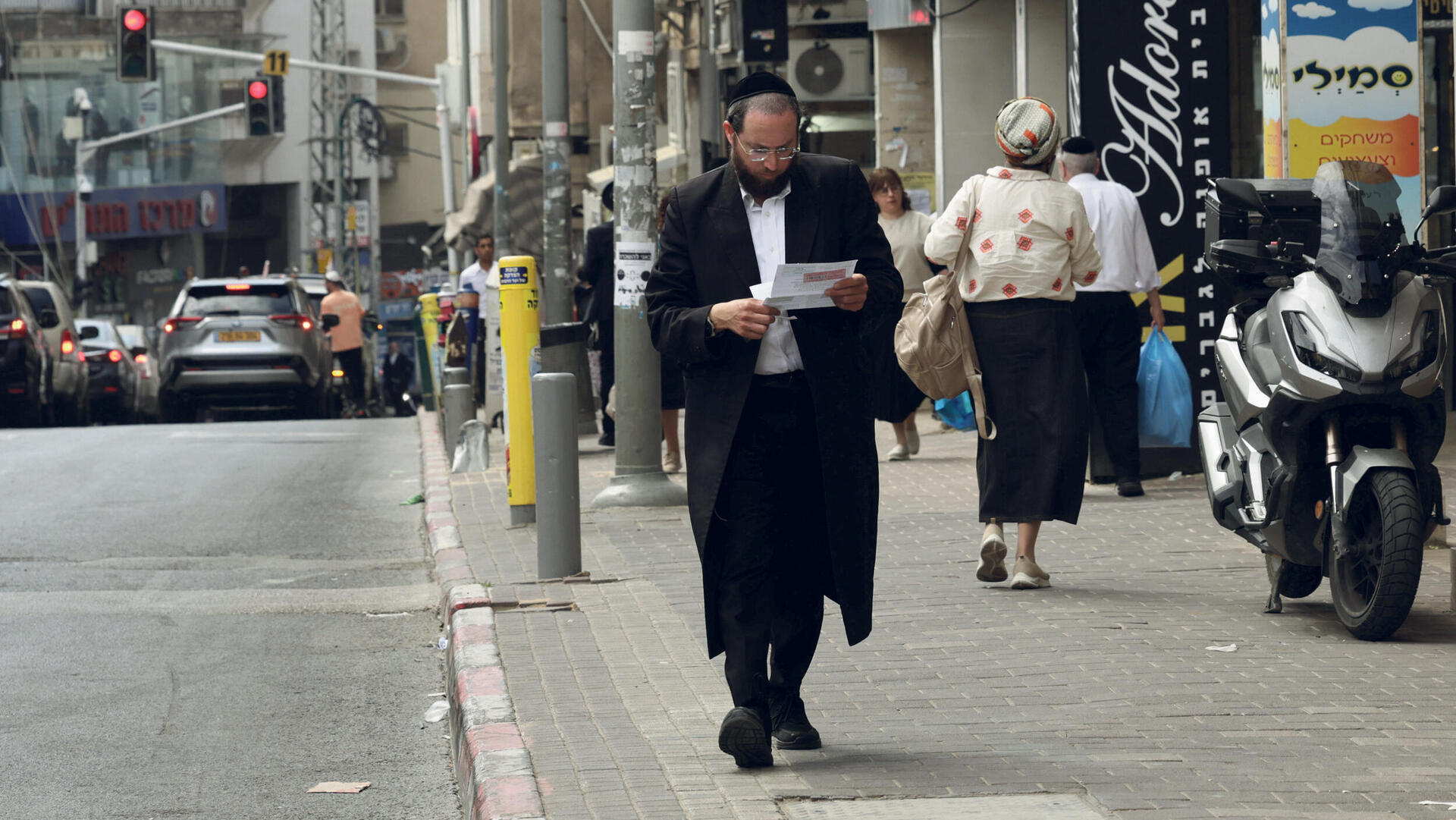 חרדי הולך ב בני ברק