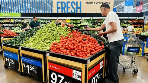 האמריקאים מתקשים: עלייה ברכישות מזון בהלוואה