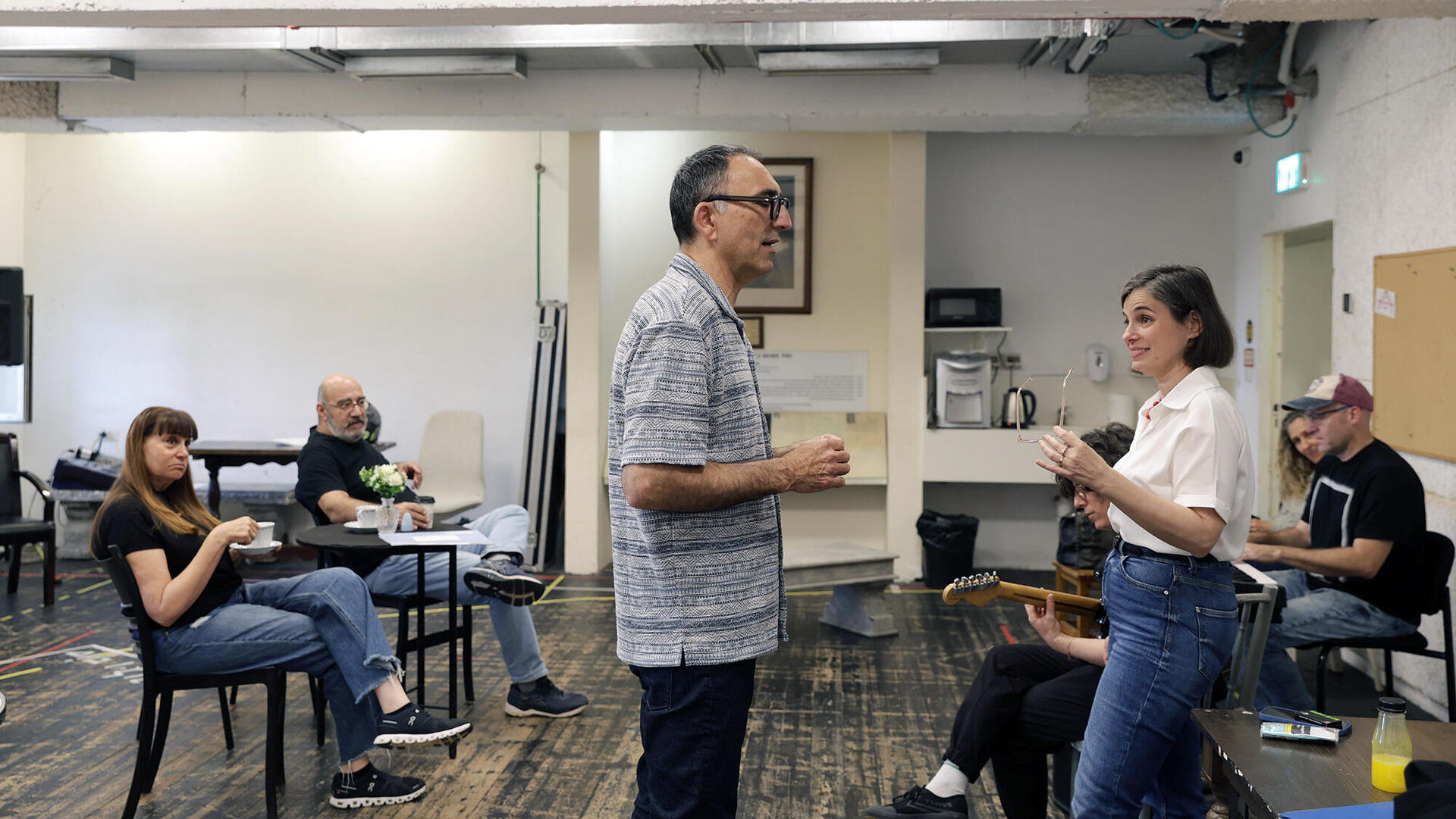 בחדר חזרות ב תיאטרון הבימה להצגה הג'יגולו מקונגו פנאי