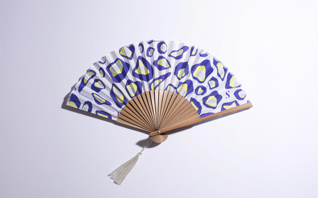 מניפת יד בלו ליאופרד של גלית גור אביסרור למותג סטפניה גור פנאי