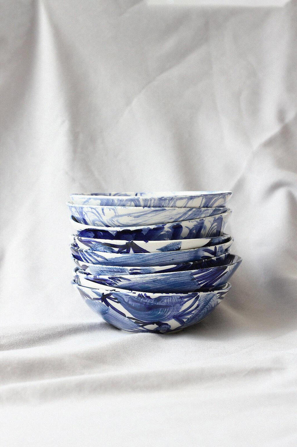 כלי אוכל מפורצלן של הקרמיקאי גור ענבר פנאי