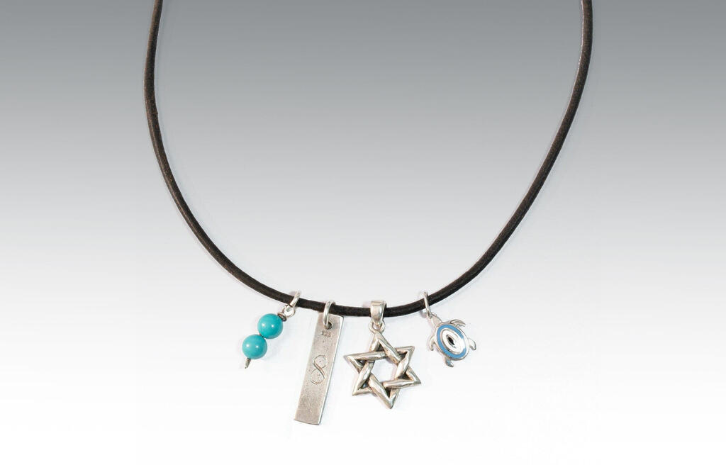 שרשרת עור ושלושה קמעות מזל לגבר של המעצבת שרון בנזראי למותג התכשיטים שלה JEM פנאי