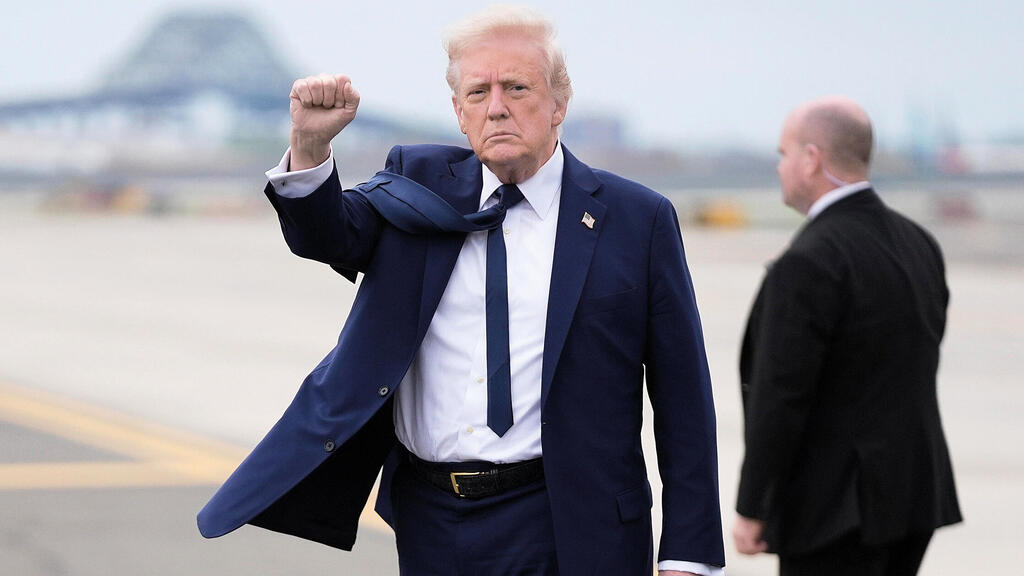 נשיא ארה"ב דונלד טראמפ. לא הצליח לייצר לחץ על העולם כדי לבודד את סין (צילום: AP/Evan Vucci) נשיא ארה"ב דונלד טראמפ 26.4.25