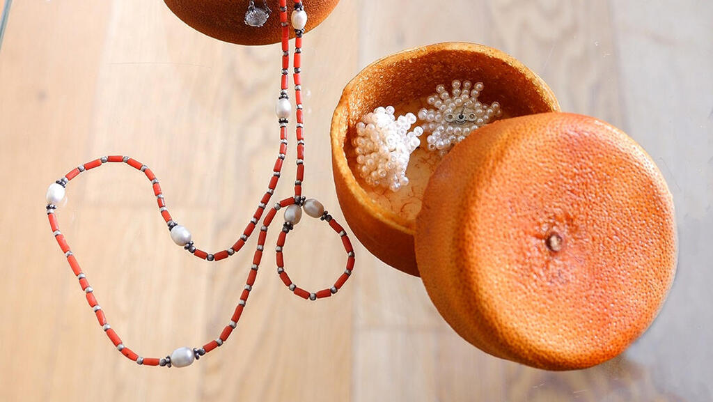 יולי מרוז O peel design יוצרת פריטים שימושיים ואסתטיים מקליפות הדרים פנאי