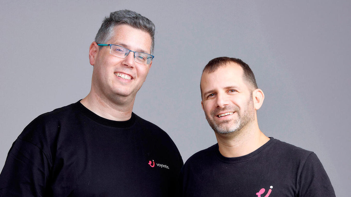 מוסף עצמאות 30.4.25  מימין עידו ויזנברג מנכ"ל Voyantis ו ערן פרדינגר CTO